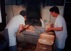 Bäckermeister Günther Faulwasser und Roger Koch beim "Einschießen" der Brote. Der Ofen kann 26 - 27 Brote ( 1 Backvorgang ) aufnehmen.