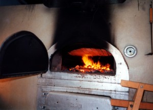 Mehrfach muß der Backofen mit Reisig, Kirsch-und Buchenholz vor dem "Einschießen" der Brote auf 350 - 400 Grad aufgeheizt werden, hierzu ist immer ein wachsames Auge auf das Thermometer ( rechts vom Backraum) zu halten.