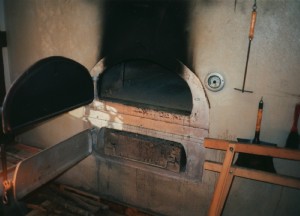Die Temperatur sinkt dann trotz der wärmespeichernden sechs Zentner Glasscherben, die im Ofen 1984 von Karl Heuchler verbaut wurden, auf ideale Backtemperatur von 250 Grad ab.