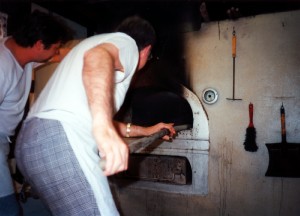 Die Asche fällt dann in den Aschekasten, und Kollege Roger Koch beginnt mit seiner "Bäckerhexe", einem langen Stab mit nassem Jutesack,die Schamottsteine des Ofeninneren sorgfältig zu reinigen und mit Wasser zu benetzen.Denn für den Backvogang ist hohe Luftfeuchtigkeit unbedingte Voraussetzung.