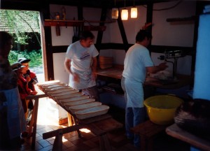 Der gelernte Bäckermeister Günther Faulwasser und sein Kollege Roger Koch sorgen für die optimale Zubereitung des Teiges in seiner ehemaligen Bäckerei und den fachgerechten Umgang mit der Holzfeuerung im Backhaus. Damit das Brot seine Form bekommt, wird der Teig in sogenannte Brotformen gelegt und anschließen abgedeckt so kann der Teig "gehen".